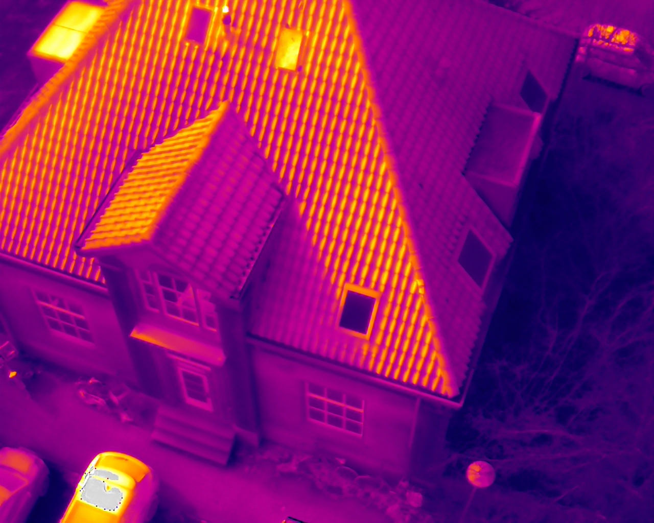 Thermische drone-opname van een woningdak tijdens een dakinspectie