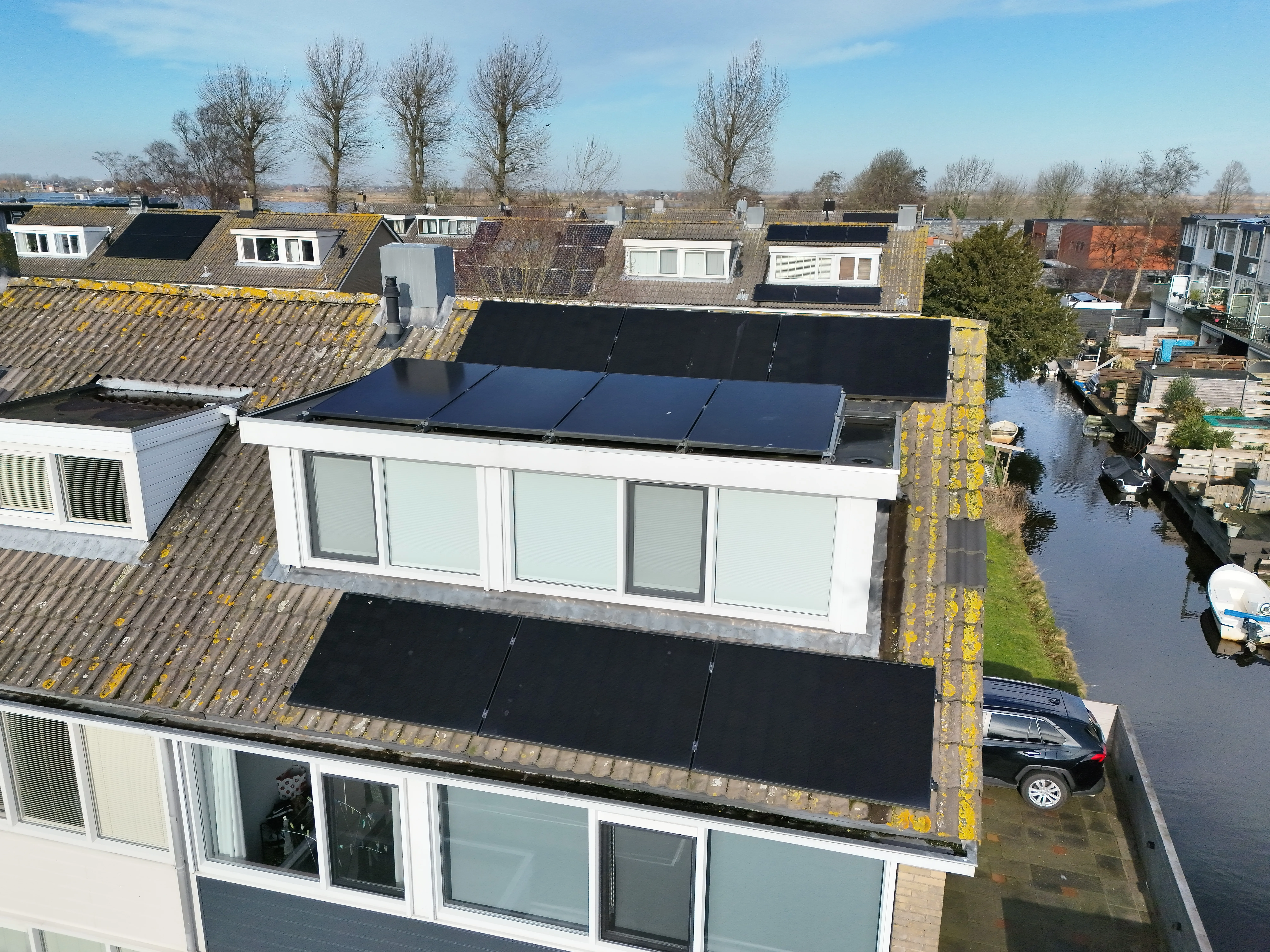 Drone-opname van een gevelinspectie met zicht op dak en geveldetails